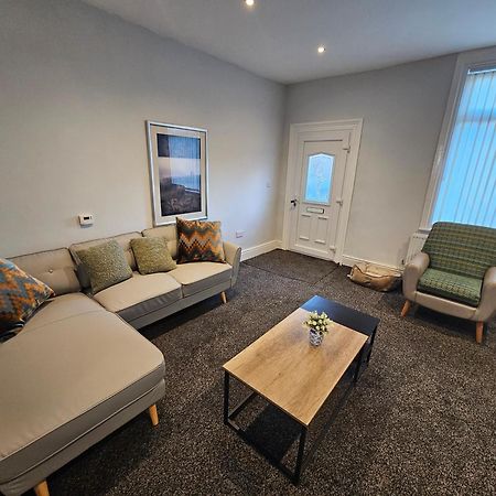 Hillsome Hosting Manchester Дентон Экстерьер фото