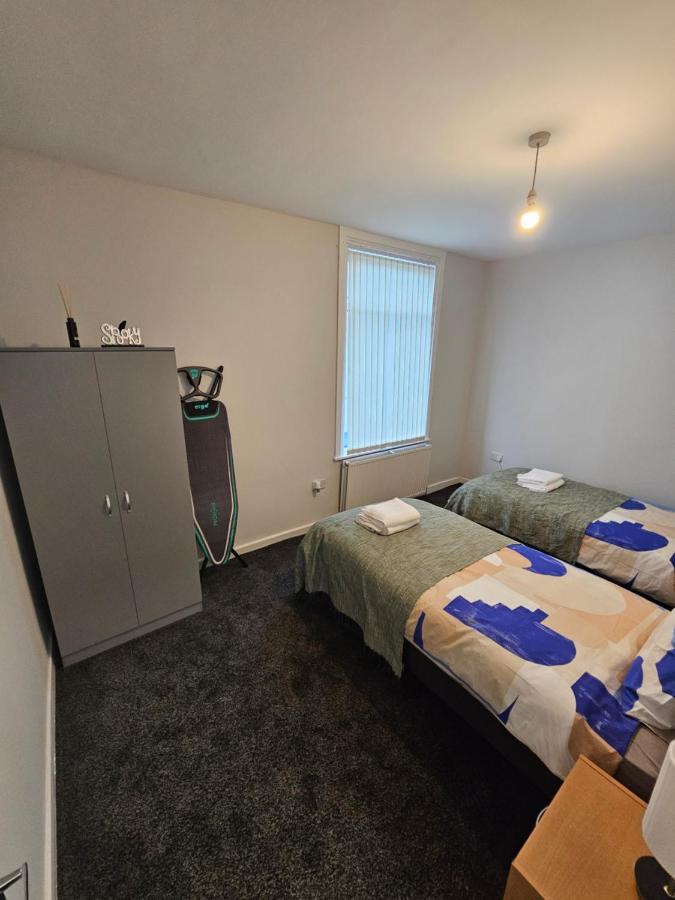 Hillsome Hosting Manchester Дентон Экстерьер фото