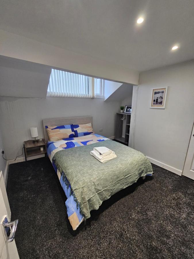 Hillsome Hosting Manchester Дентон Экстерьер фото