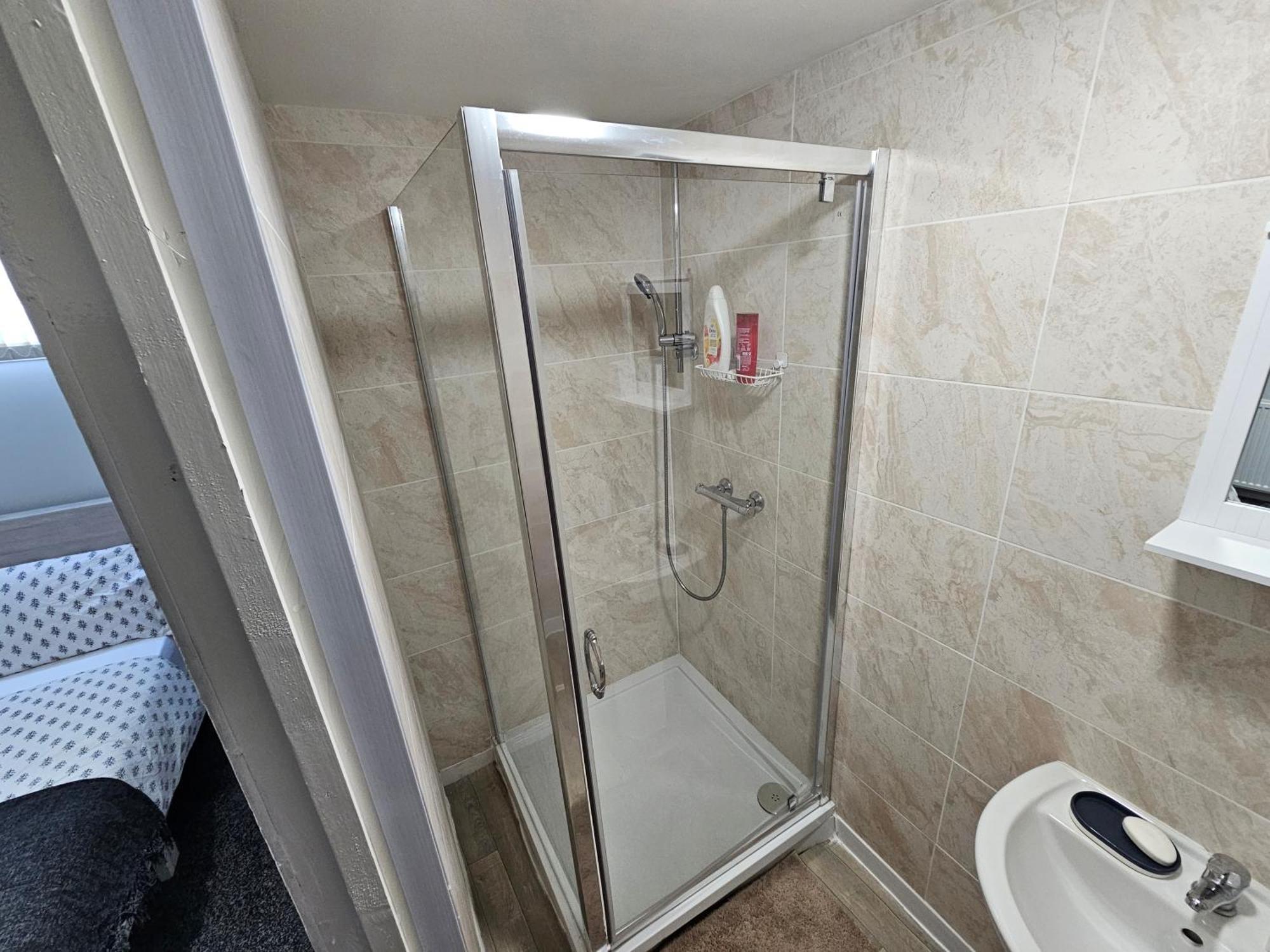 Hillsome Hosting Manchester Дентон Экстерьер фото