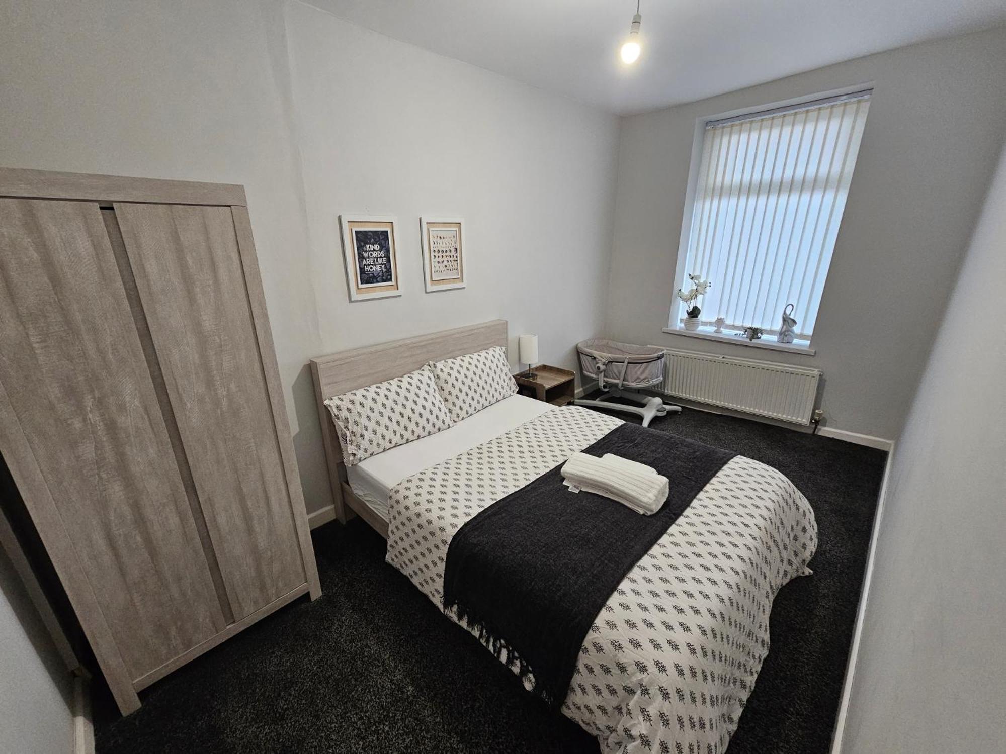 Hillsome Hosting Manchester Дентон Экстерьер фото