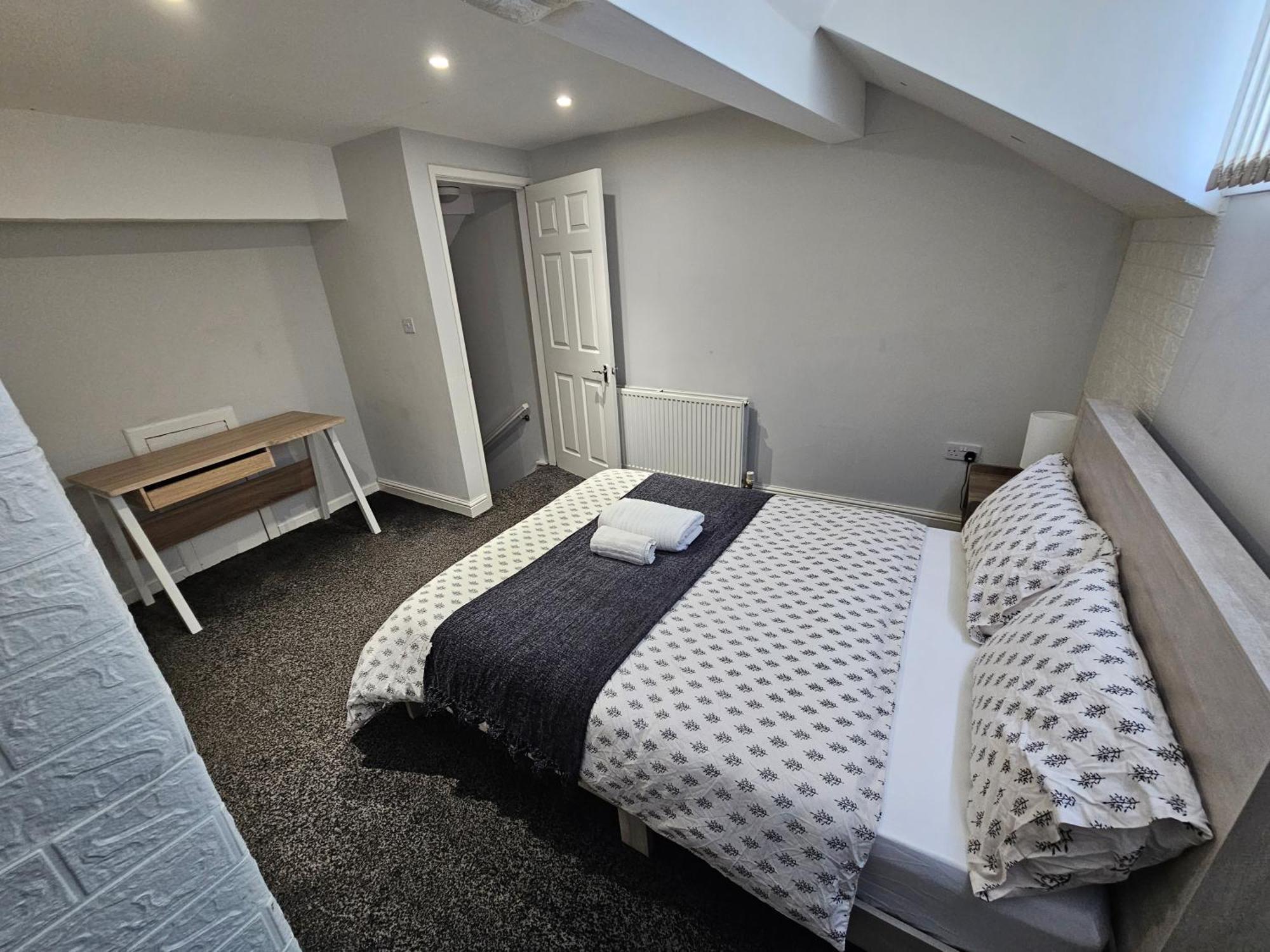 Hillsome Hosting Manchester Дентон Экстерьер фото