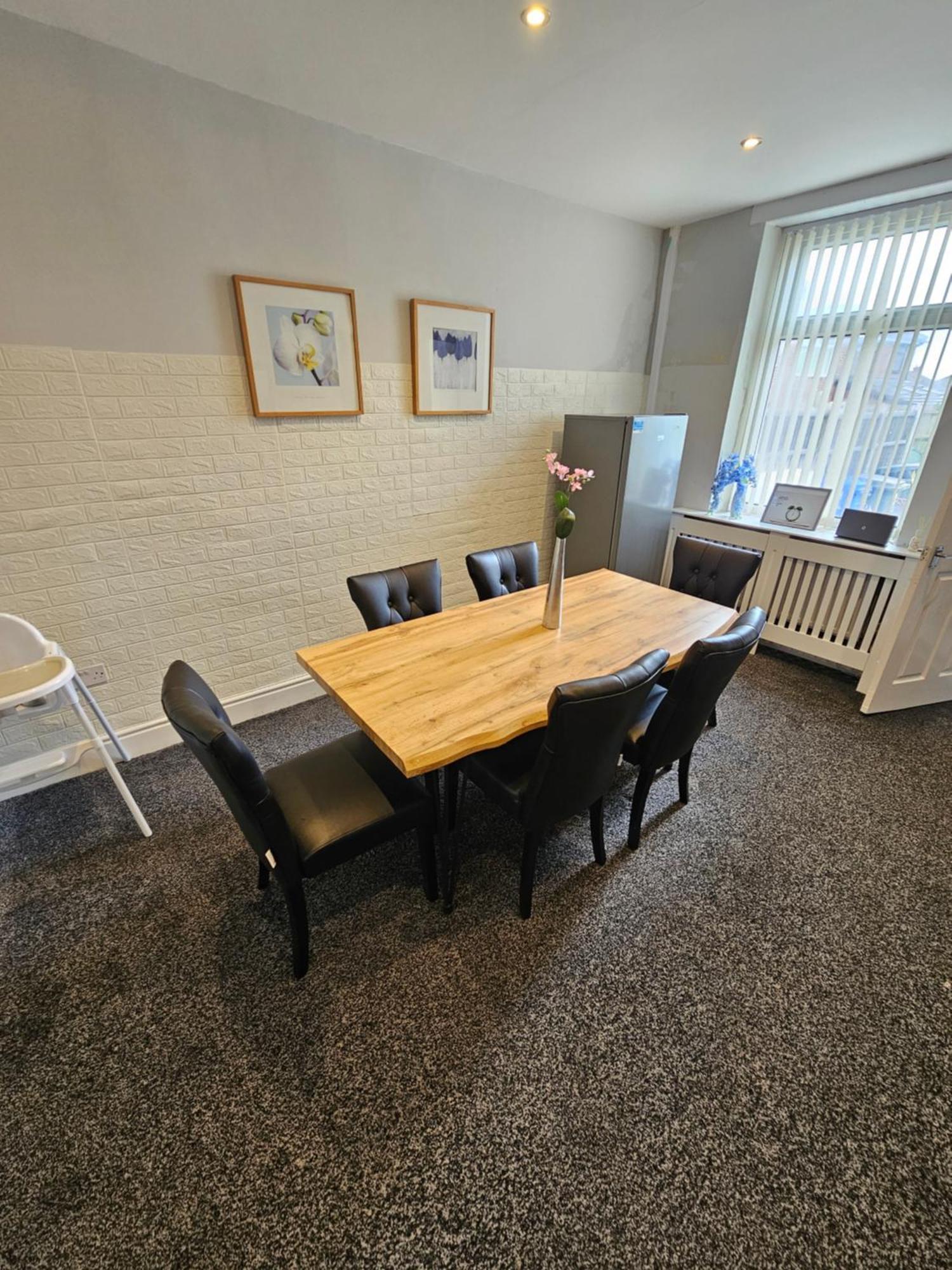 Hillsome Hosting Manchester Дентон Экстерьер фото